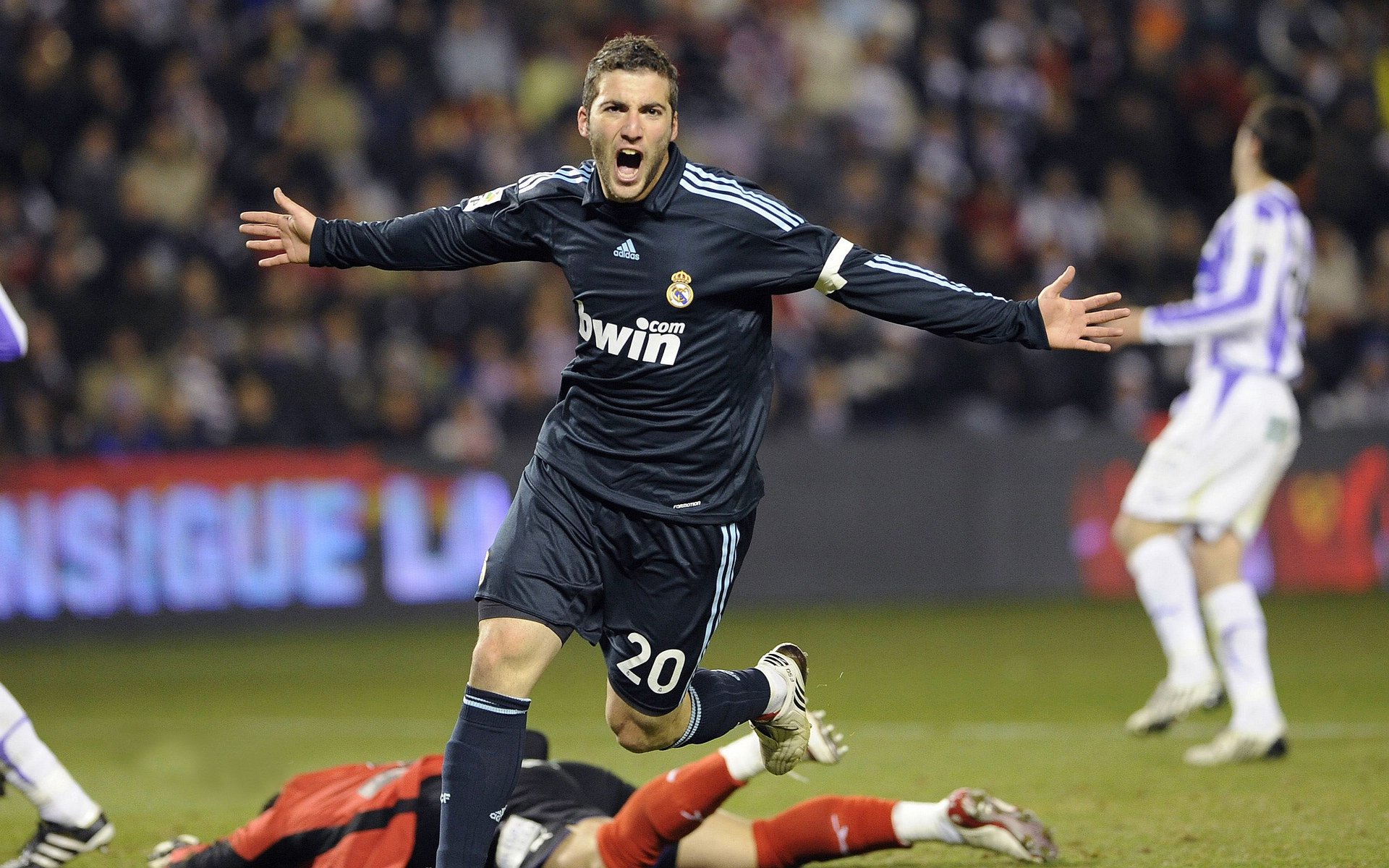 赛季中球员表现最震撼的瞬间合集，赛季球员是什么